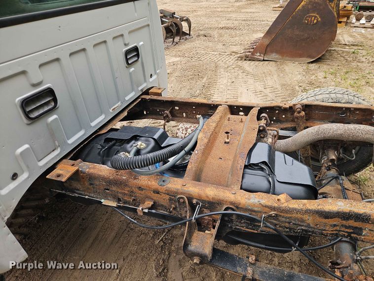 image for item EO7388 2006 Ford F250 Super Duty XL pickup truck cab and chassis
