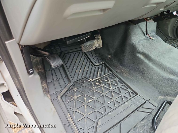 image for item EO7388 2006 Ford F250 Super Duty XL pickup truck cab and chassis