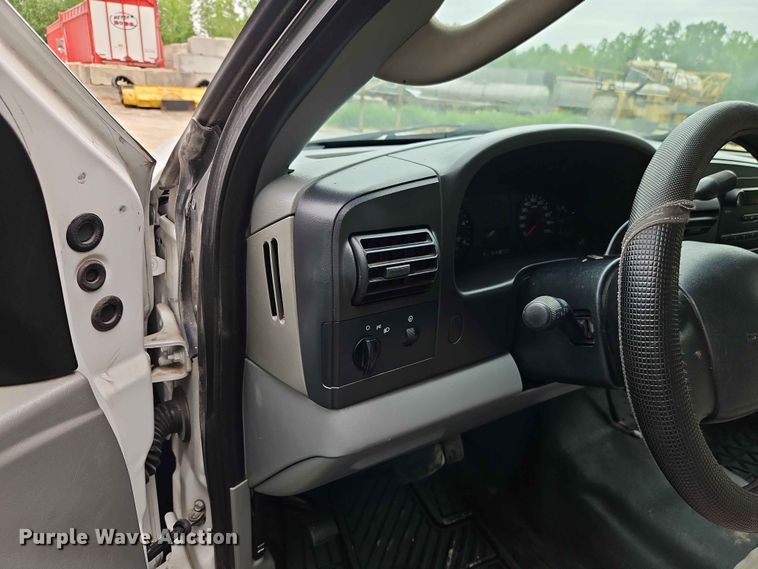 image for item EO7388 2006 Ford F250 Super Duty XL pickup truck cab and chassis