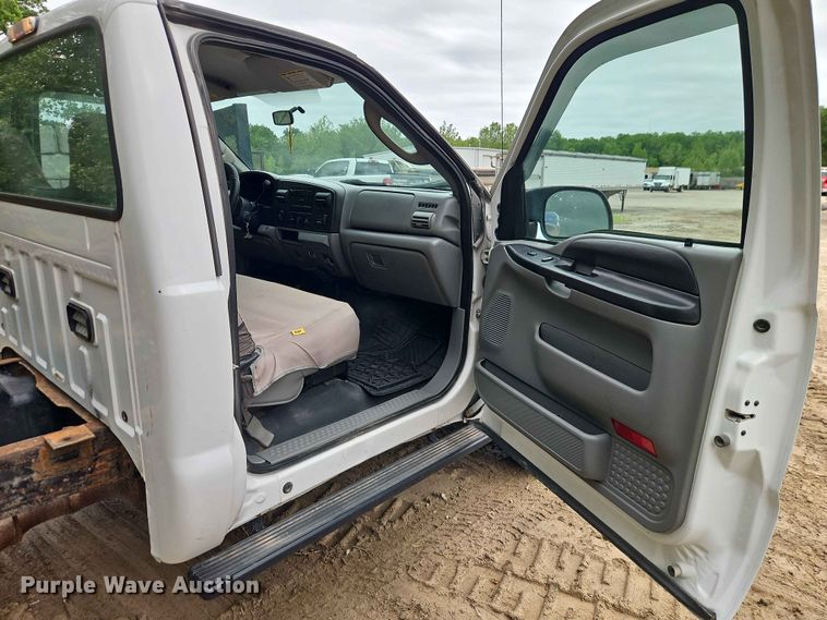 image for item EO7388 2006 Ford F250 Super Duty XL pickup truck cab and chassis