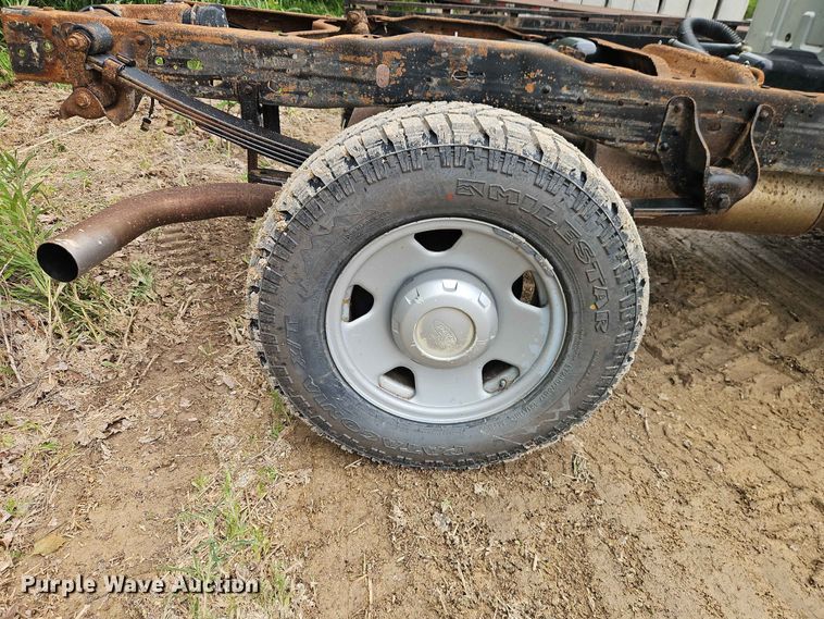 image for item EO7388 2006 Ford F250 Super Duty XL pickup truck cab and chassis