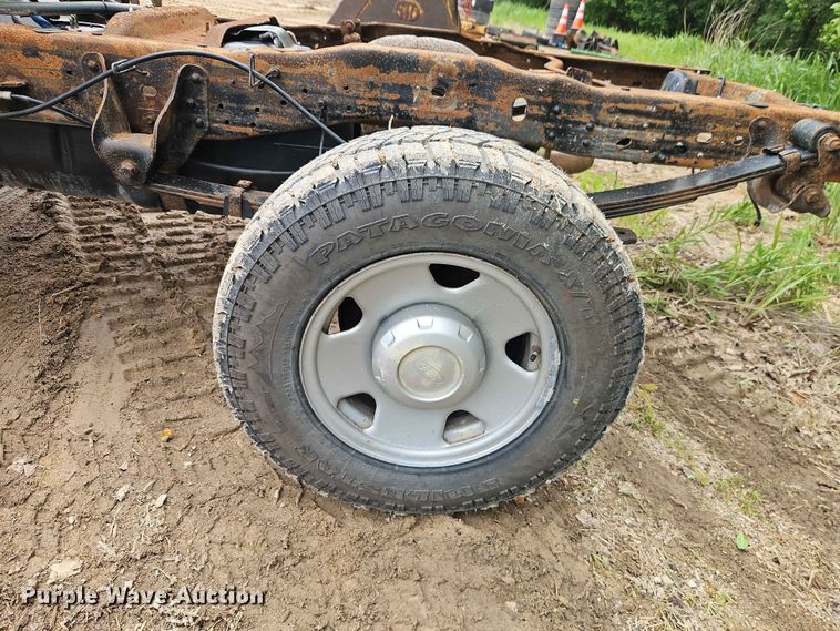image for item EO7388 2006 Ford F250 Super Duty XL pickup truck cab and chassis