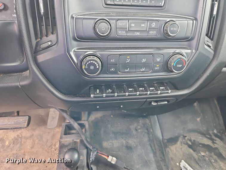 image for item EO7410 2016 Chevrolet Silverado 3500HD flatbed pickup truck