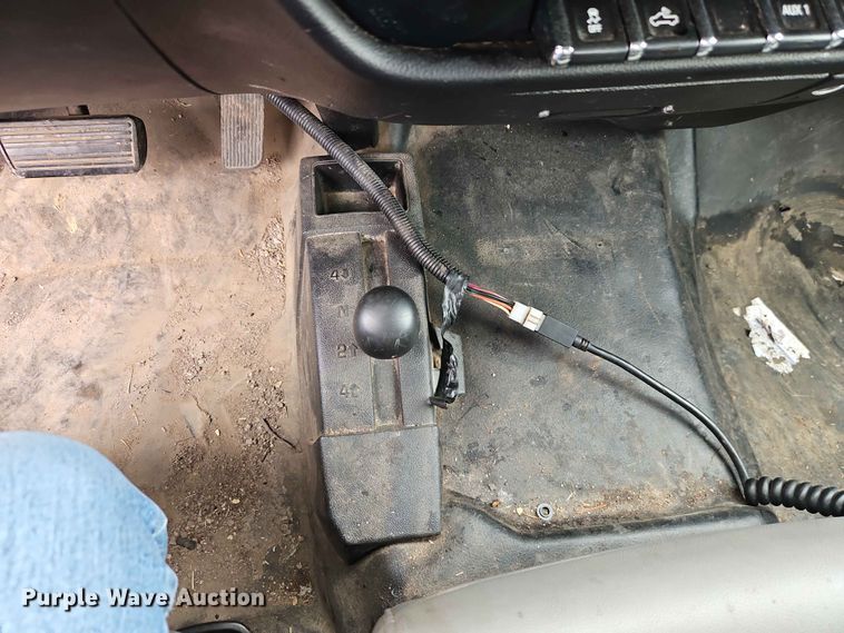 image for item EO7410 2016 Chevrolet Silverado 3500HD flatbed pickup truck