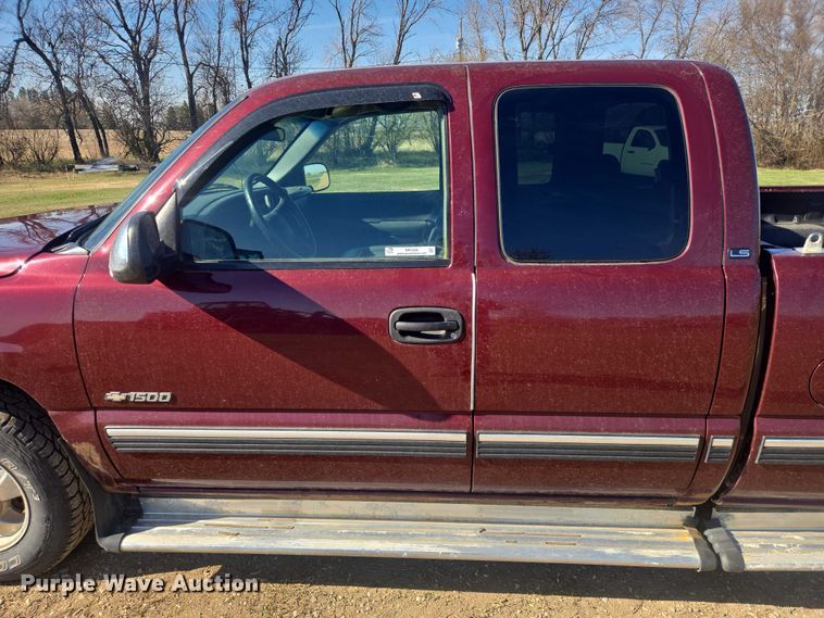 image for item ER1558 2002 Chevrolet Silverado 1500 Ext. Cab pickup truck