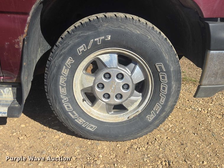 image for item ER1558 2002 Chevrolet Silverado 1500 Ext. Cab pickup truck