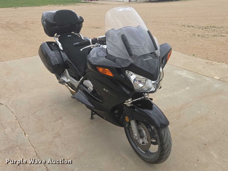 image for item ER1618 2006 Honda ST1300 motorcycle