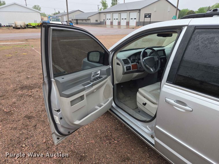 image for item ER1629 2008 Chrysler Town And Country van