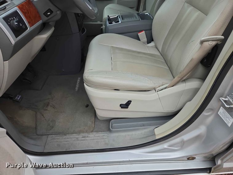 image for item ER1629 2008 Chrysler Town And Country van