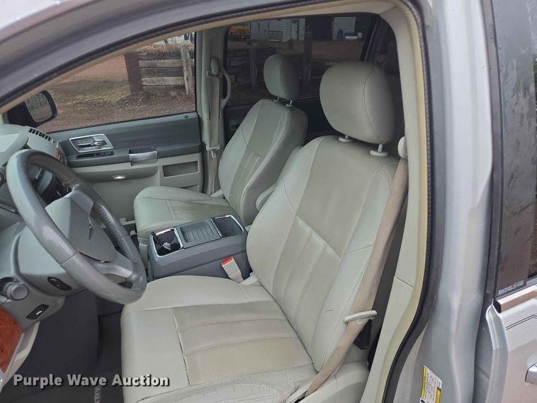 image for item ER1629 2008 Chrysler Town And Country van