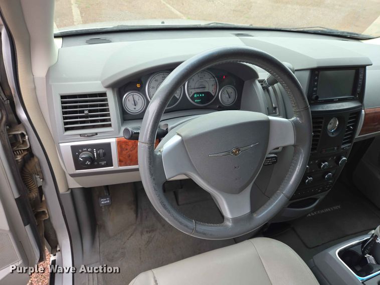 image for item ER1629 2008 Chrysler Town And Country van