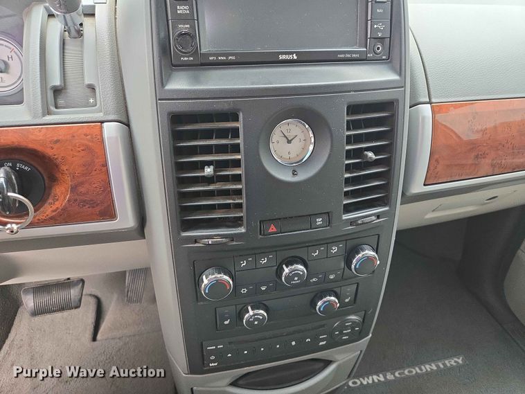 image for item ER1629 2008 Chrysler Town And Country van