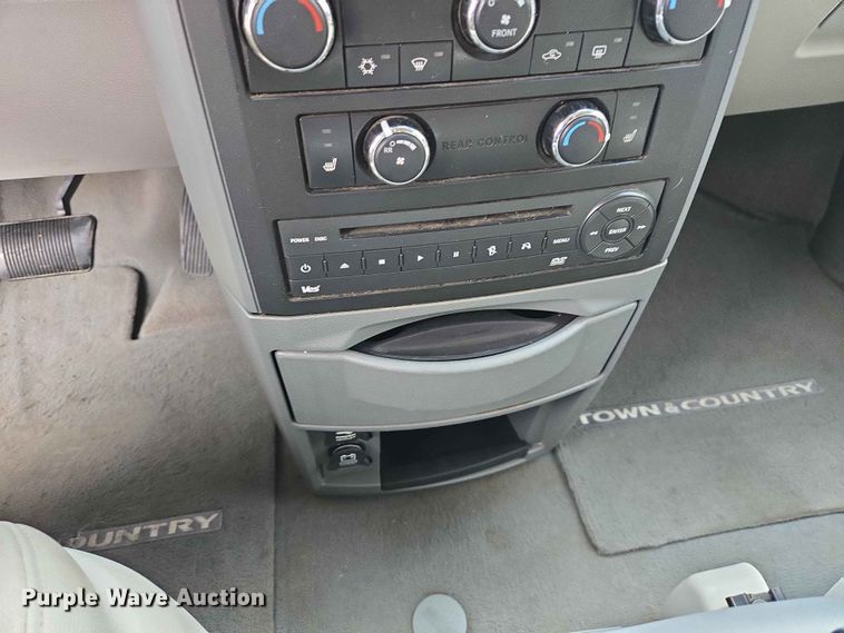 image for item ER1629 2008 Chrysler Town And Country van