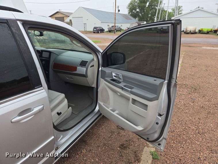 image for item ER1629 2008 Chrysler Town And Country van