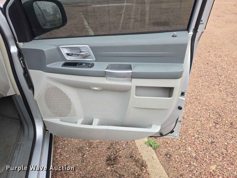 image for item ER1629 2008 Chrysler Town And Country van