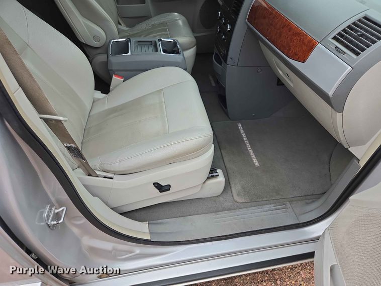 image for item ER1629 2008 Chrysler Town And Country van