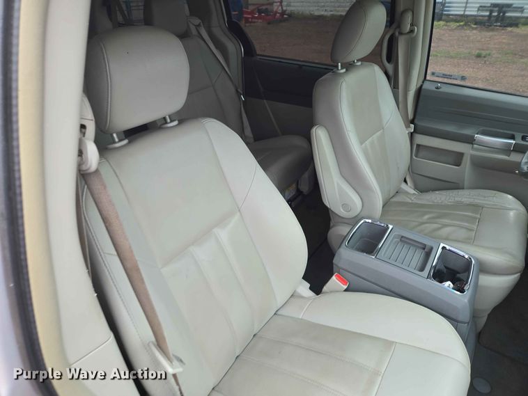 image for item ER1629 2008 Chrysler Town And Country van