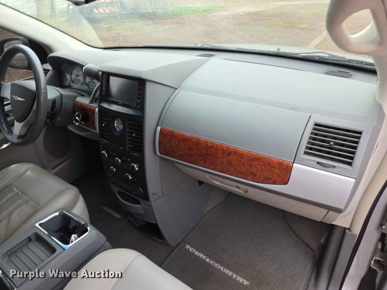 image for item ER1629 2008 Chrysler Town And Country van