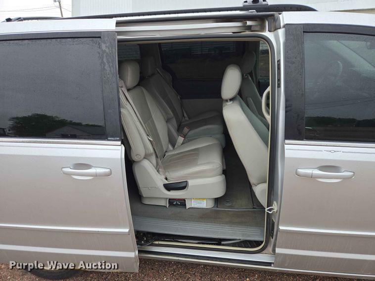 image for item ER1629 2008 Chrysler Town And Country van