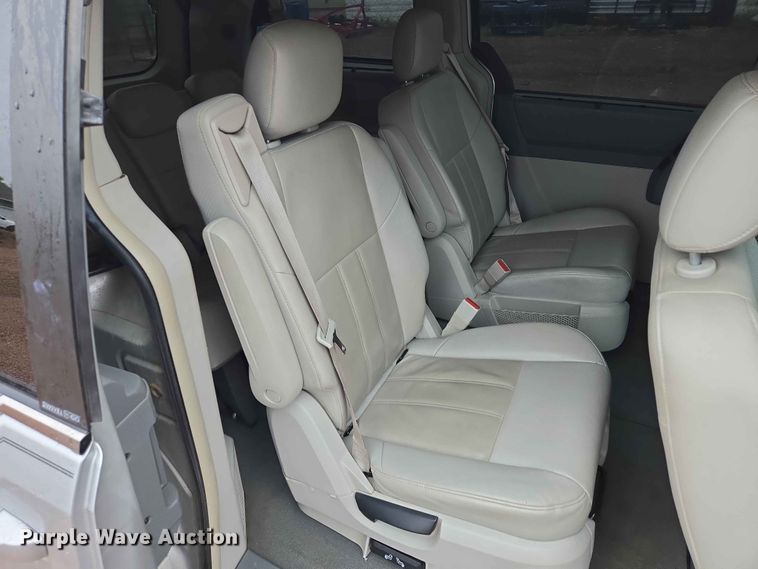 image for item ER1629 2008 Chrysler Town And Country van