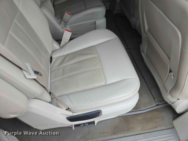 image for item ER1629 2008 Chrysler Town And Country van