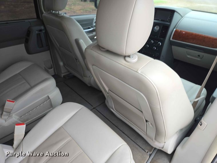 image for item ER1629 2008 Chrysler Town And Country van