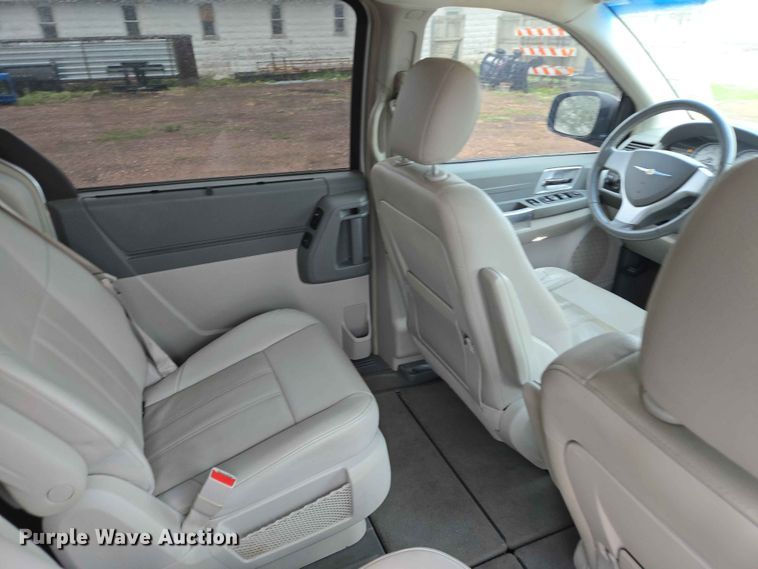 image for item ER1629 2008 Chrysler Town And Country van