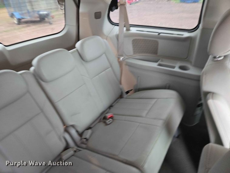image for item ER1629 2008 Chrysler Town And Country van