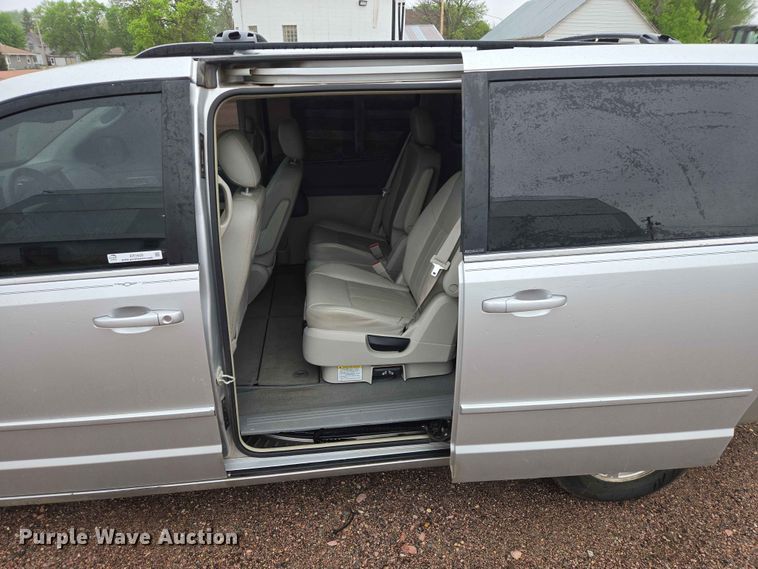 image for item ER1629 2008 Chrysler Town And Country van