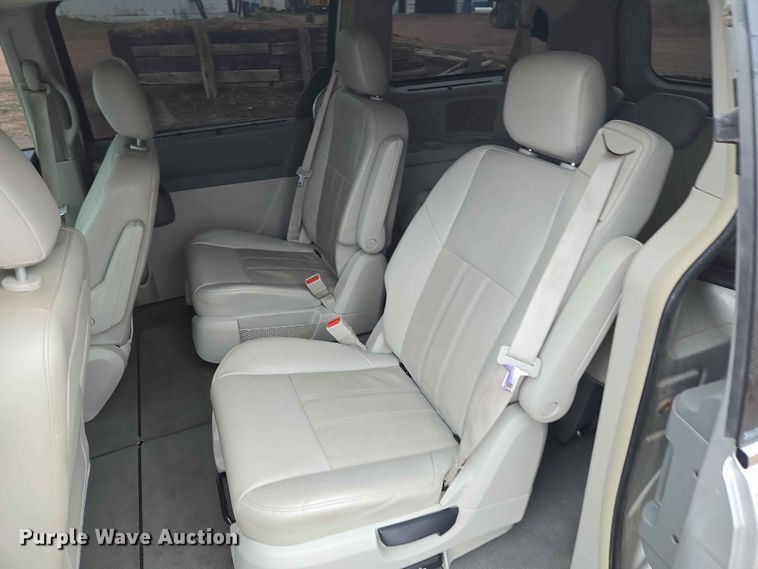 image for item ER1629 2008 Chrysler Town And Country van