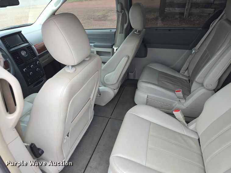 image for item ER1629 2008 Chrysler Town And Country van