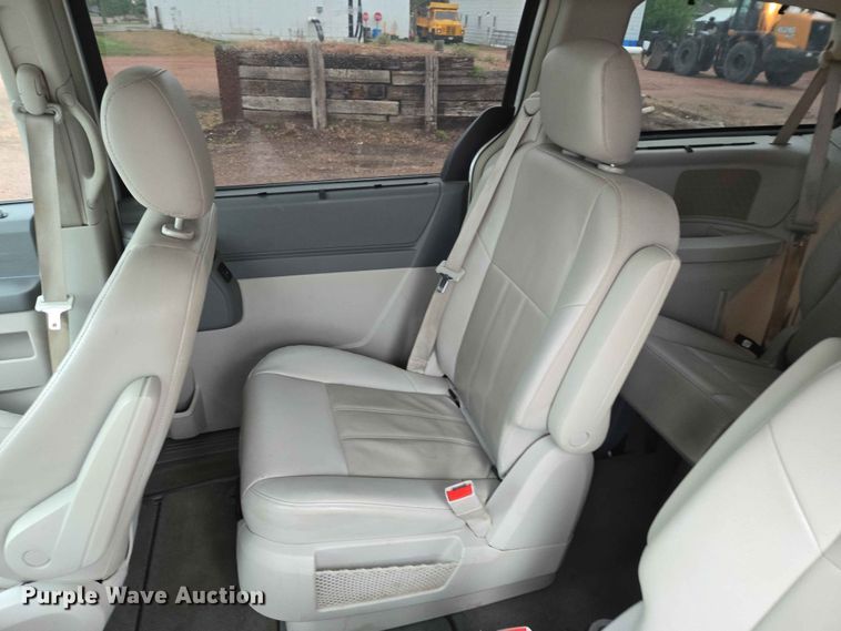 image for item ER1629 2008 Chrysler Town And Country van