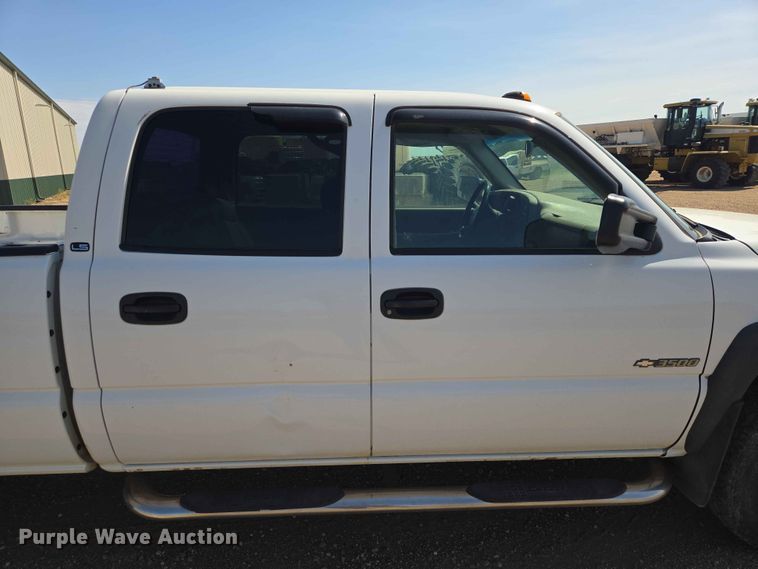 image for item ER1662 2001 Chevrolet Silverado Crew Cab pickup truck