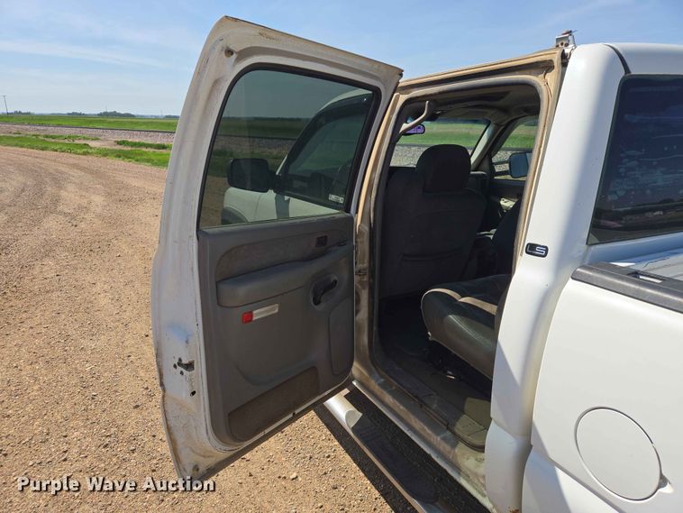 image for item ER1662 2001 Chevrolet Silverado Crew Cab pickup truck