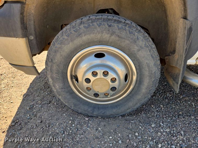 image for item ER1662 2001 Chevrolet Silverado Crew Cab pickup truck