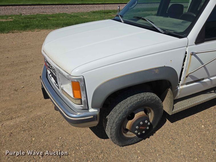 image for item ER1663 1996 GMC Sierra 3500 Crew Cab flatbed pickup truck