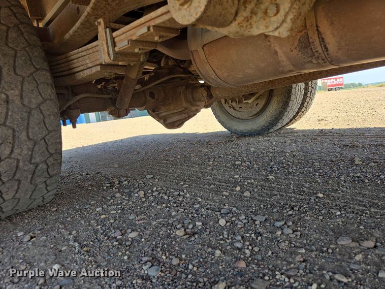 image for item ER1663 1996 GMC Sierra 3500 Crew Cab flatbed pickup truck