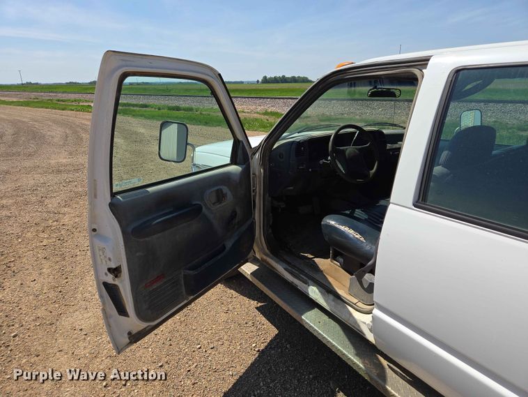 image for item ER1663 1996 GMC Sierra 3500 Crew Cab flatbed pickup truck