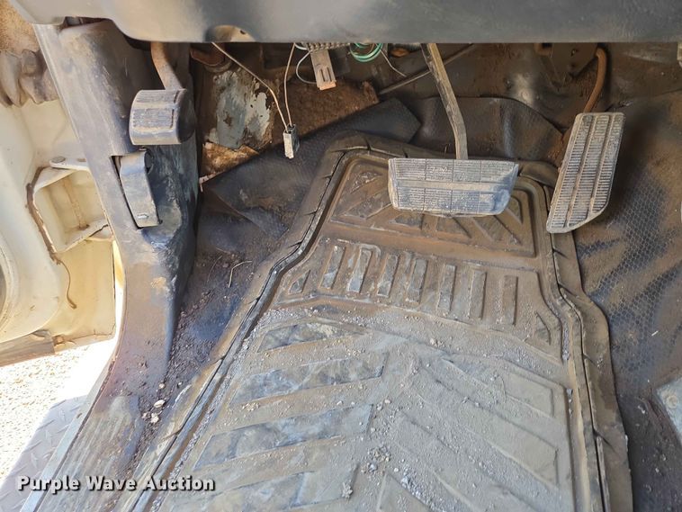 image for item ER1663 1996 GMC Sierra 3500 Crew Cab flatbed pickup truck
