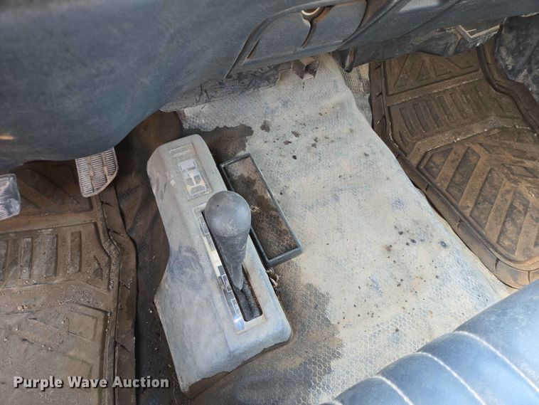 image for item ER1663 1996 GMC Sierra 3500 Crew Cab flatbed pickup truck