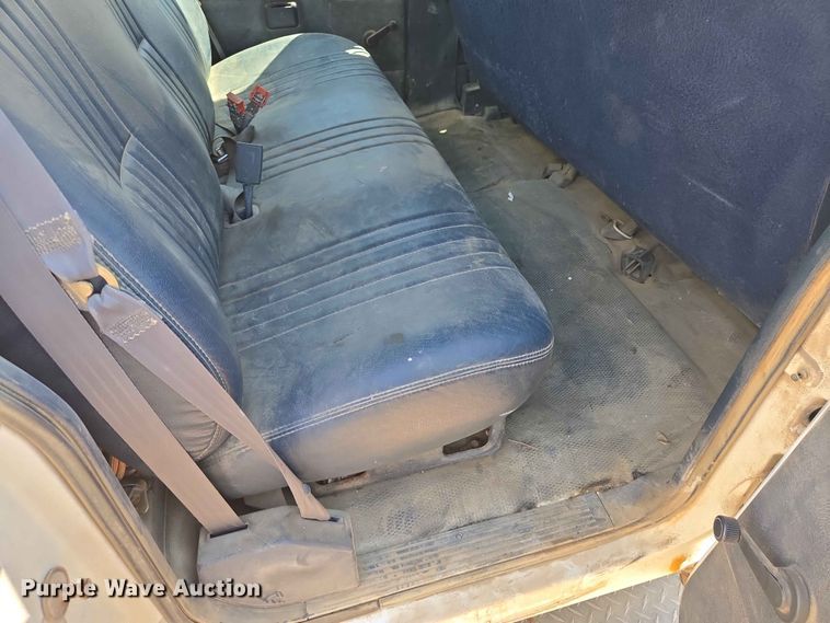 image for item ER1663 1996 GMC Sierra 3500 Crew Cab flatbed pickup truck