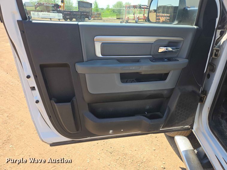 image for item ER1664 2018 RAM 3500 flatbed pickup truck