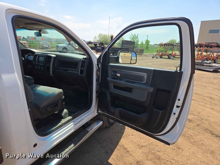 image for item ER1664 2018 RAM 3500 flatbed pickup truck