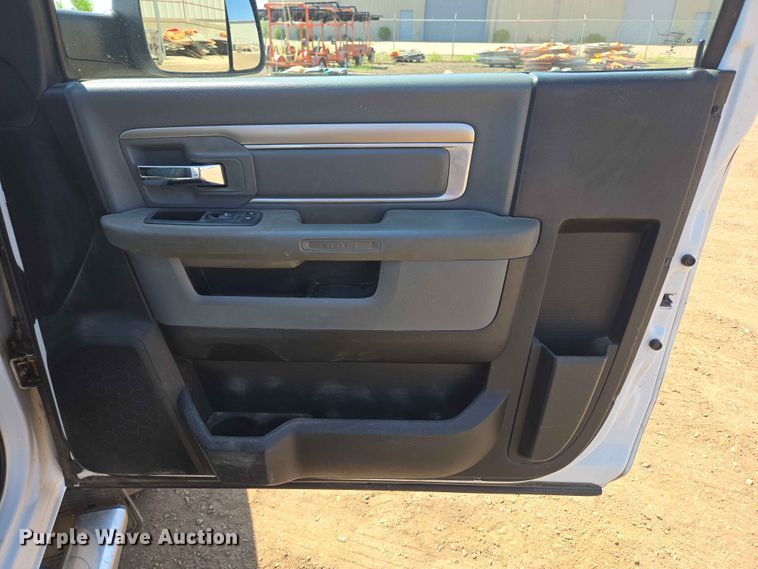 image for item ER1664 2018 RAM 3500 flatbed pickup truck
