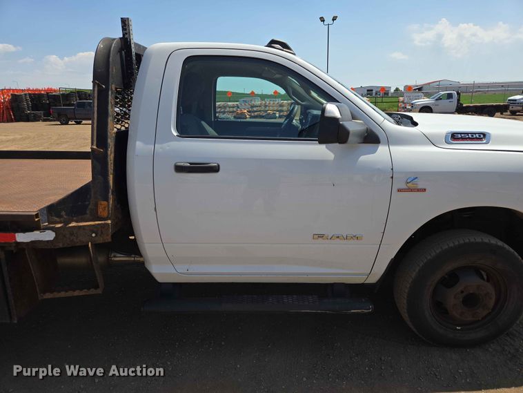 image for item ER1665 2020 RAM 3500 flatbed pickup truck