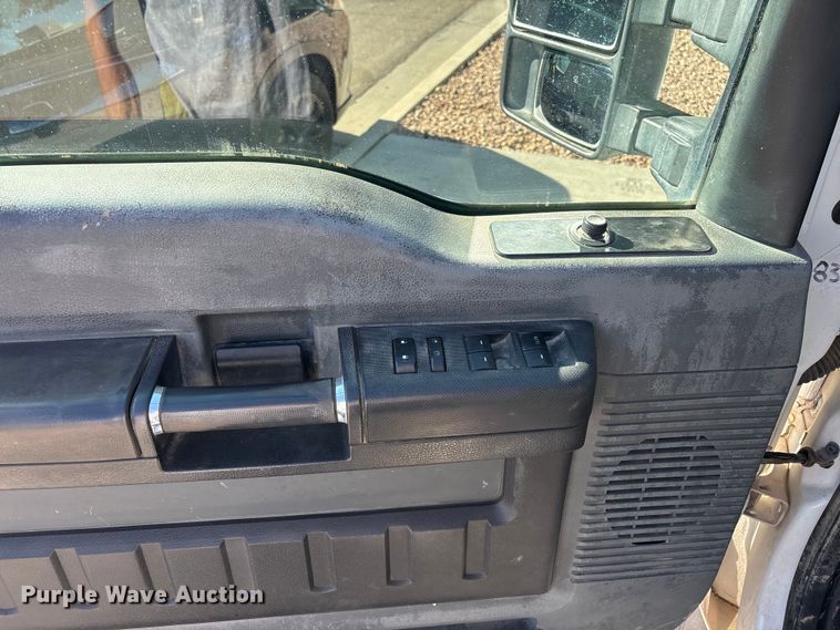 image for item ER7537 2011 Ford F350 Super Duty Crew Cab pickup truck