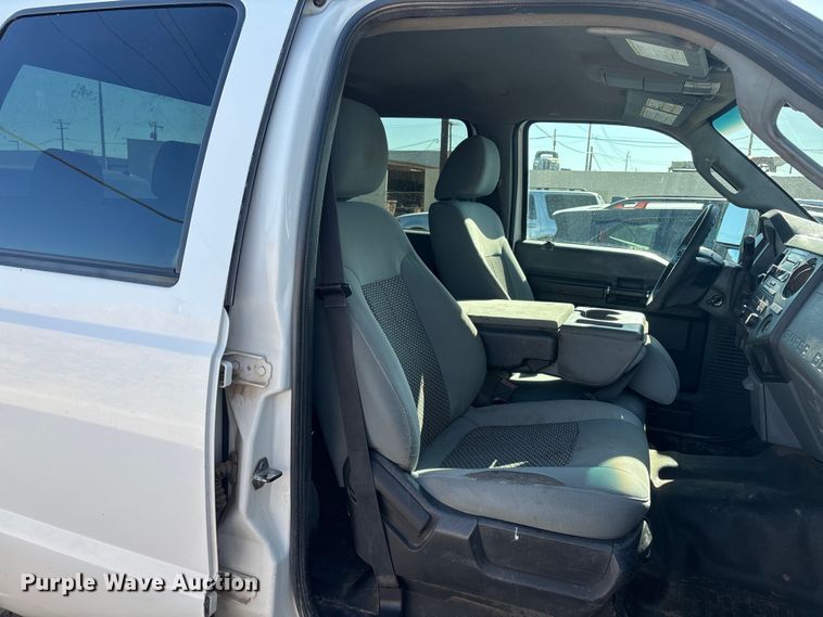 image for item ER7537 2011 Ford F350 Super Duty Crew Cab pickup truck