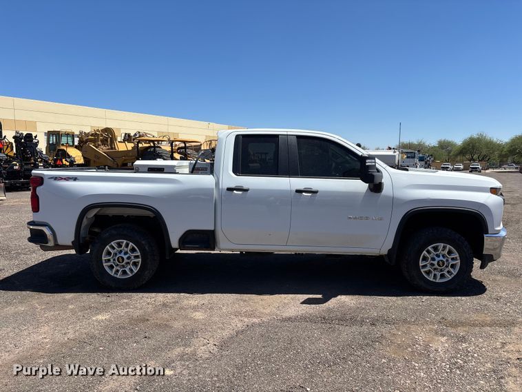 image for item ER7598 2022 Chevrolet Silverado 2500HD Crew Cab pickup truck