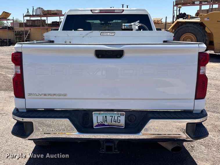 image for item ER7598 2022 Chevrolet Silverado 2500HD Crew Cab pickup truck