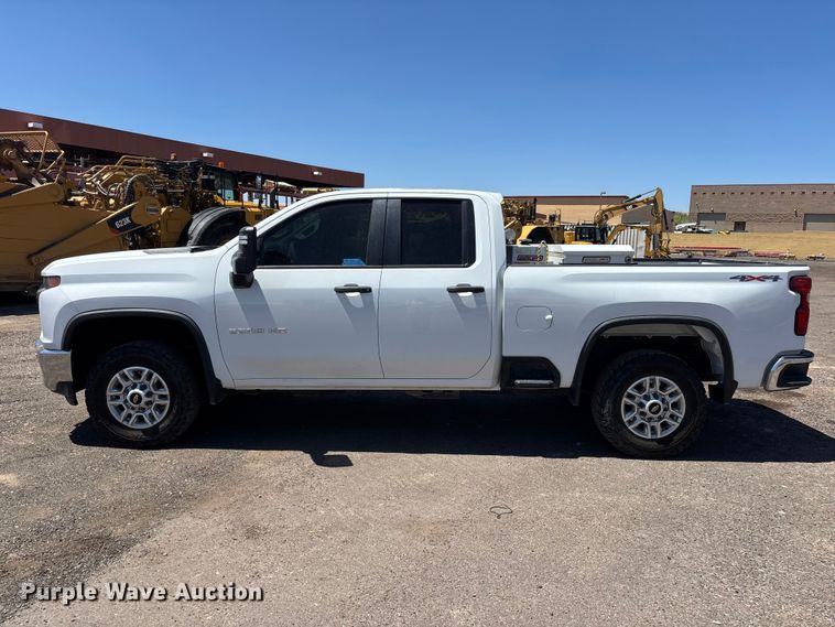 image for item ER7598 2022 Chevrolet Silverado 2500HD Crew Cab pickup truck